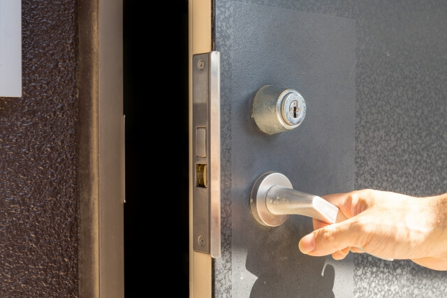 玄関ドアの種類と特徴｜大阪の住環境に合う選び方