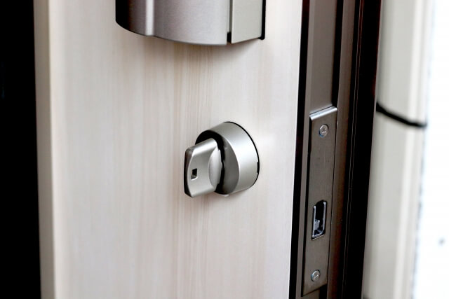 空き巣に狙われやすい玄関ドアの特徴と、放置しがちな死角