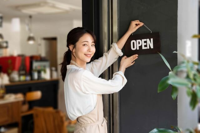 店舗に最適なドアの種類とは？デザインと機能性で選ぶ主要タイプ