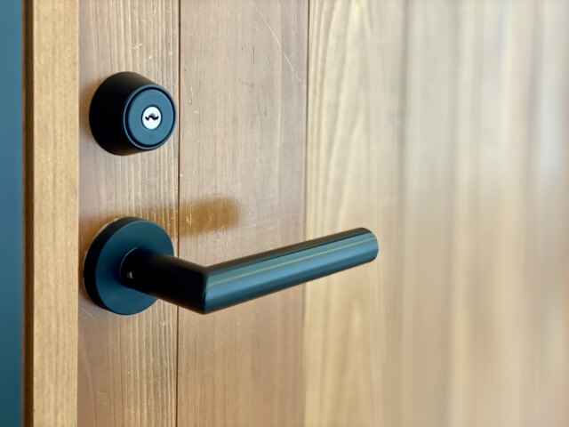 玄関から侵入する空き巣の手口と、大阪で注意すべきポイント